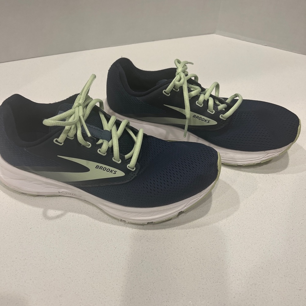 Brooks Range Running Shoe Women’s Size 9.5 Navy Blue